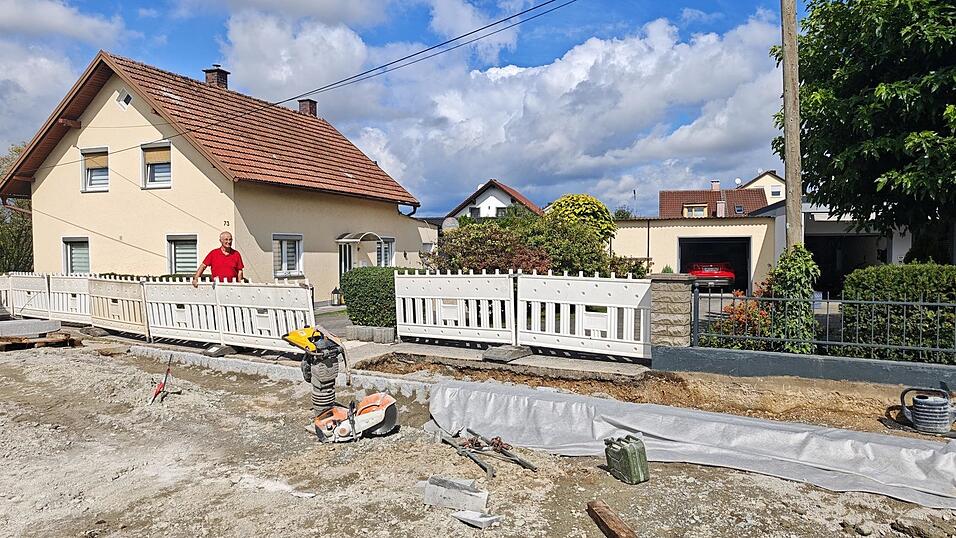 Peter Plaul vor seiner Hofeinfahrt - aktuell kann er sie aufgrund der Baustelle an der Dornierstra&szlig;e nicht nutzen. Wann das wieder m&ouml;glich ist, ist noch ungewiss.