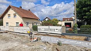 Peter Plaul vor seiner Hofeinfahrt - aktuell kann er sie aufgrund der Baustelle an der Dornierstra&szlig;e nicht nutzen. Wann das wieder m&ouml;glich ist, ist noch ungewiss.