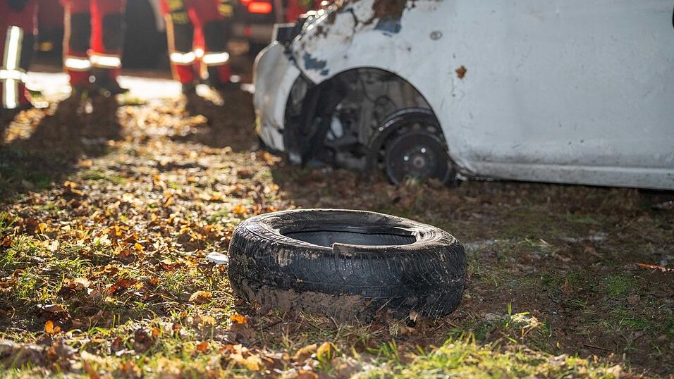 Auf einem Rastplatz bei Beratzhausen hat sich ein Auto überschlagen.