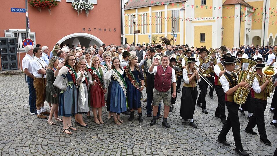 Startschuss f&uuml;r das Hopfenfest vor dem Rathaus.
