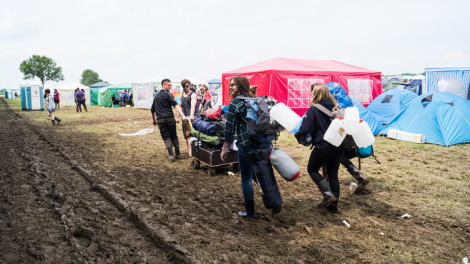 Auf dem Campingplatz lassen es die Pfingst-Open-Air-Besucher richtig krachen, aufgenommen von Regina H&ouml;lzel am Freitag.