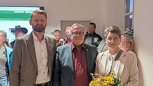 Herold Moser (von links), B&uuml;rgermeister G&uuml;nter Schuster und die neue B&uuml;rgermeisterin Heidi Hitzenberger.