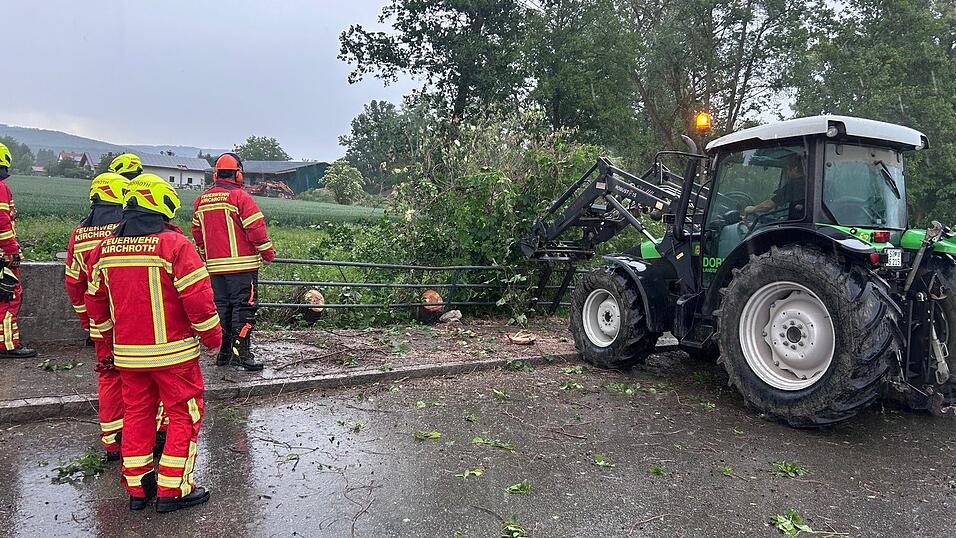 Teilweise halfen Traktoren mit, die Stra&szlig;en freizur&auml;umen.