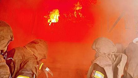 Flammen, Rauch, Hitze: So sieht es im Inneren aus. Ähnlich wie bei einem Wohnungsbrand. Flammen, Rauch, Hitze: So sieht es im Inneren aus. Ähnlich wie bei einem Wohnungsbrand.