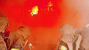 Flammen, Rauch, Hitze: So sieht es im Inneren aus. Ähnlich wie bei einem Wohnungsbrand. Flammen, Rauch, Hitze: So sieht es im Inneren aus. Ähnlich wie bei einem Wohnungsbrand.