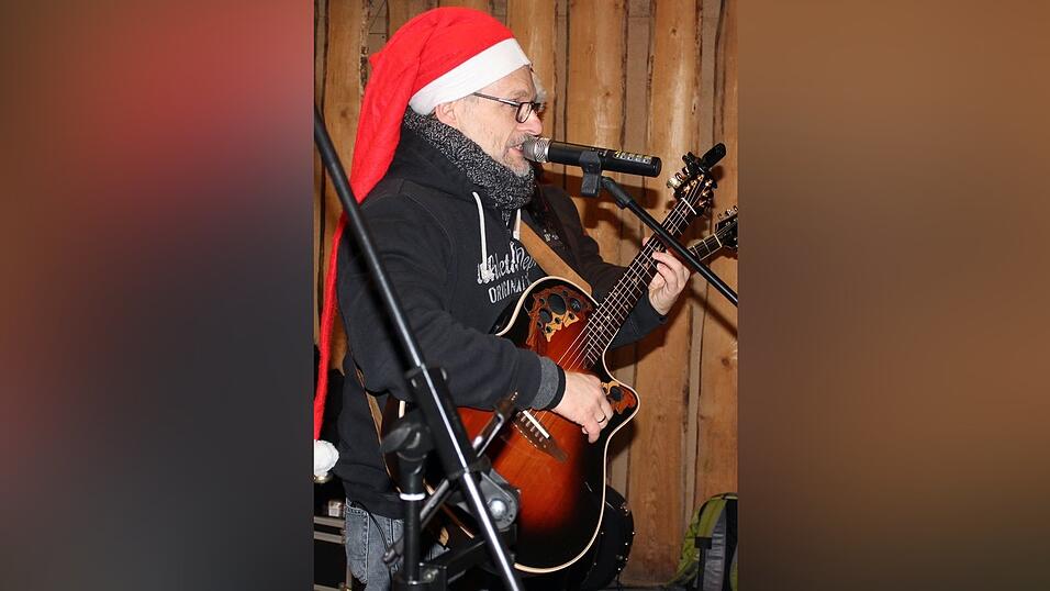 Der idyllische Christkindlmarkt in der Freyung in Landshut zählt zu den schönsten Christkindlmärkten Bayerns. Bei eisigen Temperaturen ist dort insbesondere die Glühwein-Alm natürlich heiß begehrt. Der idyllische Christkindlmarkt in der Freyung in Landshut zählt zu den schönsten Christkindlmärkten Bayerns. Bei eisigen Temperaturen ist dort insbesondere die Glühwein-Alm natürlich heiß begehrt.