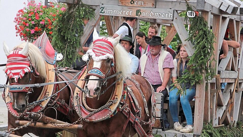 Ein Hoch dem Zimmerer-Handwerk: Der schmucke Wagen der Zimmerei M&uuml;hlbauer aus Kaitersbach zog die Blicke der Zuschauer auf sich.
