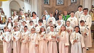Die Kommunionkinder nach dem Gottesdienst mit Stadtpfarrer Hölzl, Gemeindereferentin Theresa Glaser (links), Lehrkräften (hinten) und Ministranten