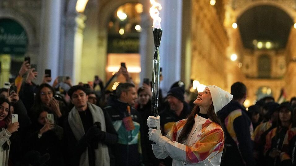 Das olympische Feuer ist bereits in Mailand, Ballettt&auml;nzerin Nicoletta Manni tr&auml;gt hier die Fackel.