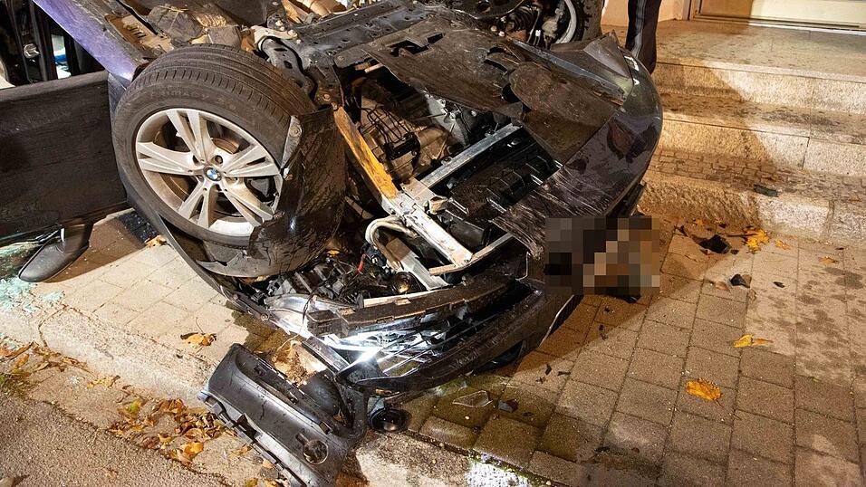 Schwerer Unfall am Dienstag kurz vor Mitternacht in Mengkofen (Kreis Dingolfing-Landau). Auch ein Rettungshubschrauber musste zur Unfallstelle beordert werden.