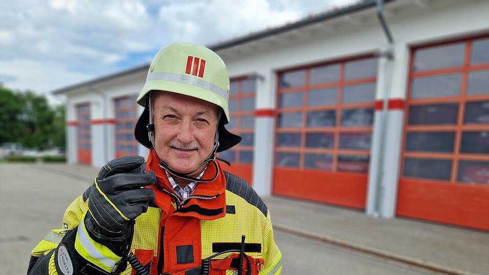 Kreisbrandinspektor Johann Haller. F&uuml;r uns ist er nochmal in seine Einsatzkleidung geschl&uuml;pft. Am Samstag muss er sie abgeben. Es ist sein letzter Tag als Kreisbrandinspektor. Am Sonntag hat er Geburtstag. Dann wechselt er vom aktiven Dienst in den passiven, und wird weiter im Verein der Feuerwehr t&auml;tig sein.