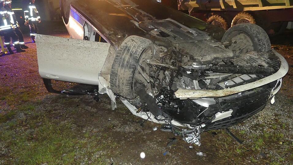 Auf dem Grundstück eines Bauernhofs kam der Unfallwagen auf dem Dach zum Liegen.
