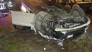Auf dem Grundstück eines Bauernhofs kam der Unfallwagen auf dem Dach zum Liegen.