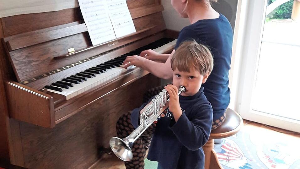 Ein kleiner Bub versucht sich an einer Spielzeug-Trompete. Um mit dem Musizieren zu beginnen, ist es im Grunde nie zu früh. An der Kreismusikschule gibt es deshalb auch schon Angebote für die ganz Kleinen. Ein kleiner Bub versucht sich an einer Spielzeug-Trompete. Um mit dem Musizieren zu beginnen, ist es im Grunde nie zu früh. An der Kreismusikschule gibt es deshalb auch schon Angebote für die ganz Kleinen.