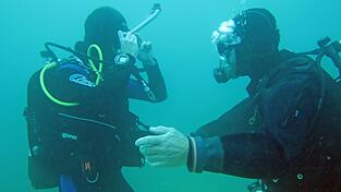 Bei dieser &Uuml;bung muss ich meine Tauchermaske absichtlich mit Wasser fluten und dieses anschlie&szlig;end mit der Nase wieder ausblasen.
