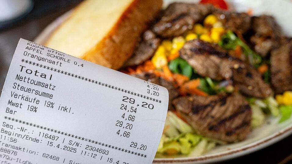 Trotz weiter hoher Preise wollen viele k&uuml;nftig &ouml;fter essen gehen. (Archivbild)