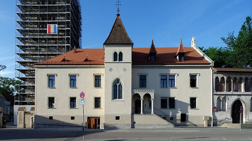 Mit dem Emmeram Forum erhielt das neugotische Pfarrhaus St. Emmeram nach Jahren des Leerstands eine neue Nutzung. Mit dem Emmeram Forum erhielt das neugotische Pfarrhaus St. Emmeram nach Jahren des Leerstands eine neue Nutzung.