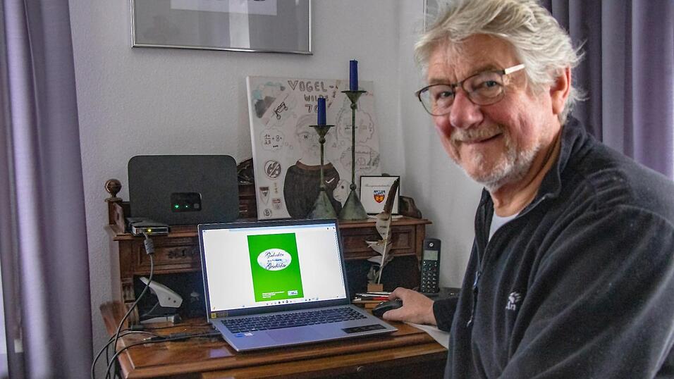 Hans Ziesler stellt in seinem Büro die Sammlung „Gschichtn aus Ränkams Gschichte“ vor. Hans Ziesler stellt in seinem Büro die Sammlung „Gschichtn aus Ränkams Gschichte“ vor.