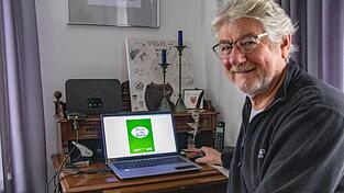 Hans Ziesler stellt in seinem Büro die Sammlung „Gschichtn aus Ränkams Gschichte“ vor.