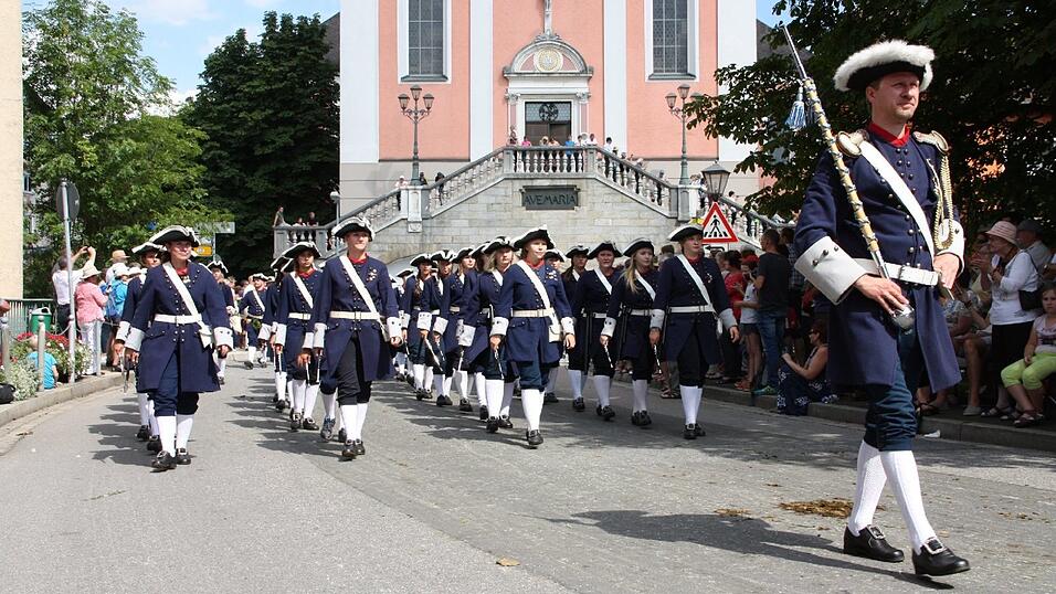 Die schönsten Augenblicke des historischen Drachenstich-Festzuges 2016. Die schönsten Augenblicke des historischen Drachenstich-Festzuges 2016.