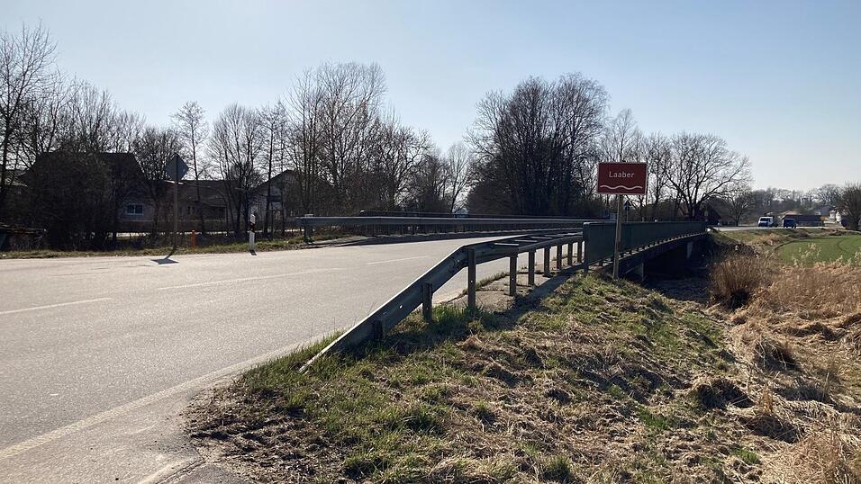 Die bestehende Br&uuml;cke der St 2142 &uuml;ber die kleine Laaber bei Hofendorf aus dem Jahr 1975 muss grundlegend saniert werden.