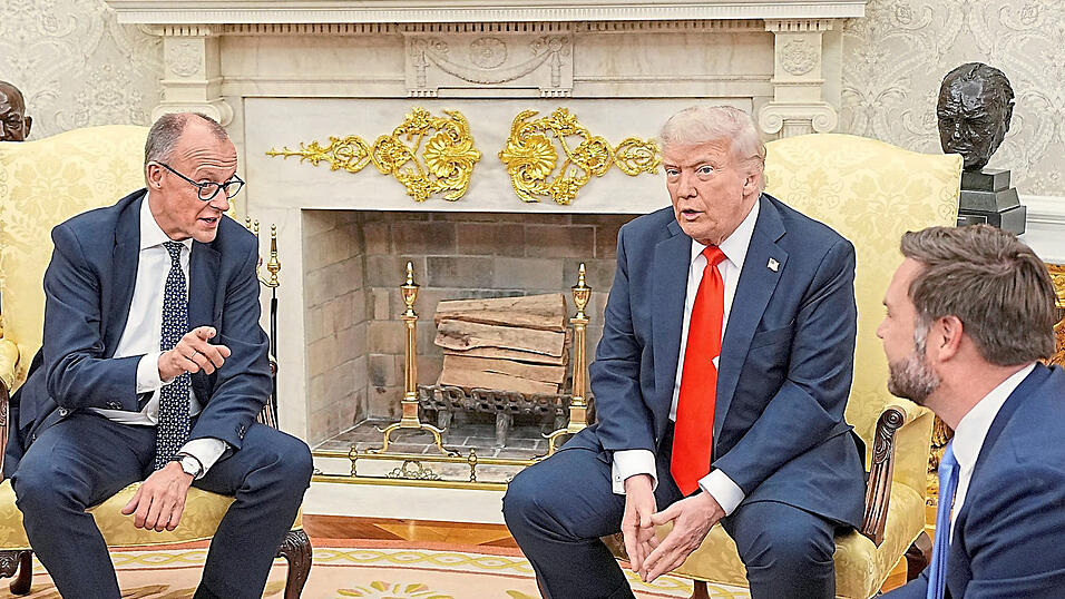 Die Gespräche zwischen Friedrich Merz (l.), Donald Trump (M.) und J. D. Vance sind gut gelaufen. Am Ende wurde sogar über den Namen Friedrich gescherzt - auch Trumps Großvater hieß so. Die Gespräche zwischen Friedrich Merz (l.), Donald Trump (M.) und J. D. Vance sind gut gelaufen. Am Ende wurde sogar über den Namen Friedrich gescherzt - auch Trumps Großvater hieß so.