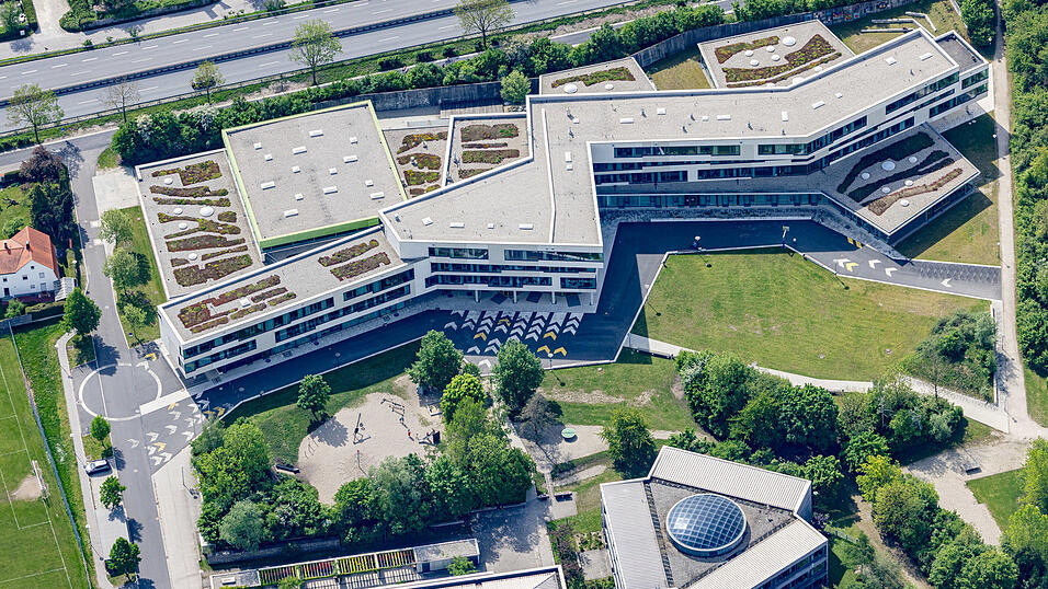 Der Gebäudeflügel an der Straße „Am Sportpark“ (rechts) soll um ein zusätzliches Stockwerk erweitert werden. Der Gebäudeflügel an der Straße „Am Sportpark“ (rechts) soll um ein zusätzliches Stockwerk erweitert werden.