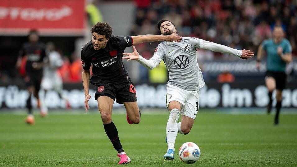 Leverkusens Montrell Culbreath im Zweikampf mit Mohamed Amoura. Leverkusens Montrell Culbreath im Zweikampf mit Mohamed Amoura.