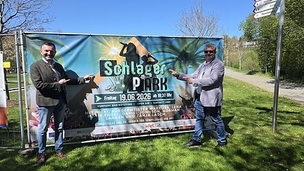 Mitveranstalter Uwe Rossburger (r.) und B&uuml;rgermeister Markus Hofmann freuen sich auf das Open-Air im Juni und hoffen auf gutes Wetter sowie viele Besucher.