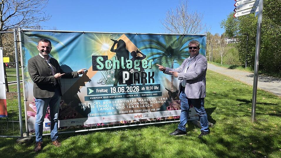 Mitveranstalter Uwe Rossburger (r.) und B&uuml;rgermeister Markus Hofmann freuen sich auf das Open-Air im Juni und hoffen auf gutes Wetter sowie viele Besucher.
