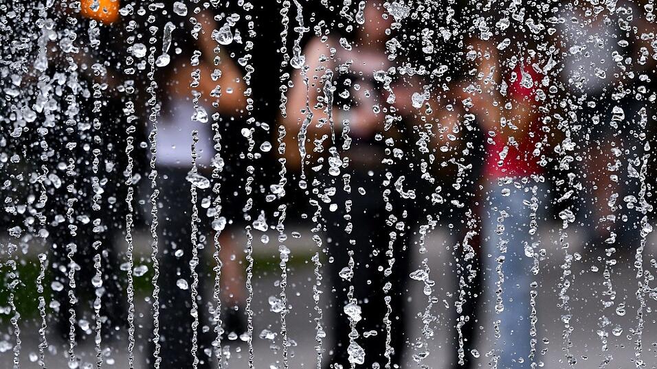 Wasser kann bei dem heißen Wetter für Abkühlung sorgen. Wasser kann bei dem heißen Wetter für Abkühlung sorgen.
