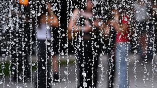 Wasser kann bei dem heißen Wetter für Abkühlung sorgen. Wasser kann bei dem heißen Wetter für Abkühlung sorgen.