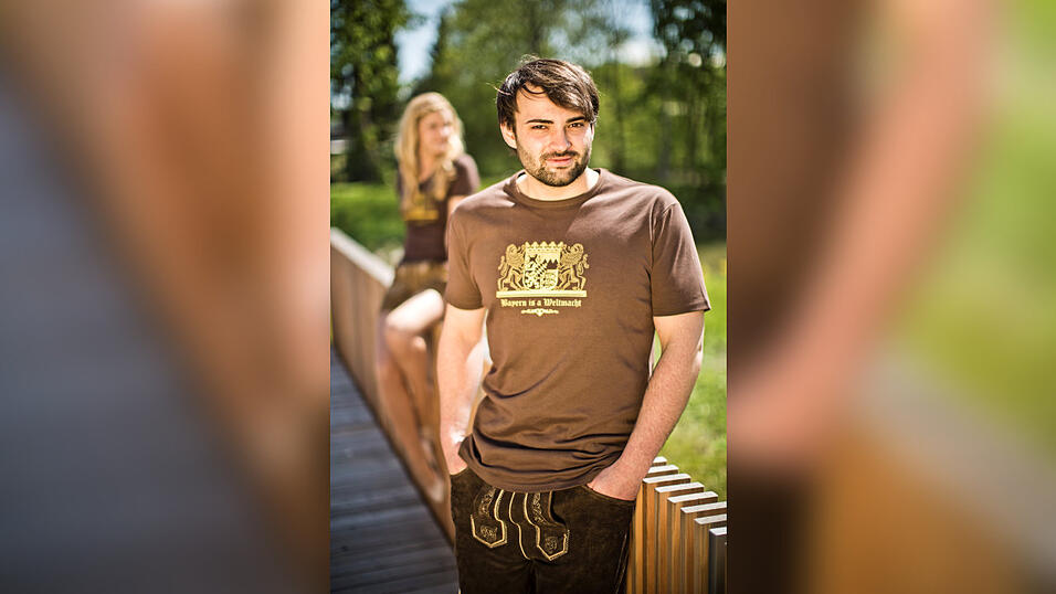 Seit 2007 verkauft Wolfgang Glöckl T-Shirts mit der Aufschrift 'Bayern is a Weltmacht'. Weil er dafür auch das bayerische Staatswappen nutze, stand er kürzlich vor Gericht. Seit 2007 verkauft Wolfgang Glöckl T-Shirts mit der Aufschrift 'Bayern is a Weltmacht'. Weil er dafür auch das bayerische Staatswappen nutze, stand er kürzlich vor Gericht.