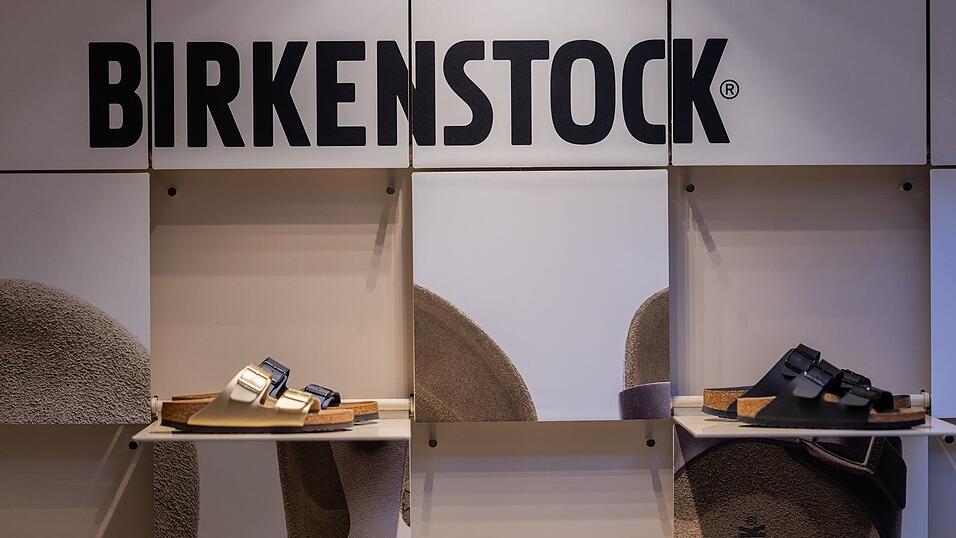Bei der juristischen Bewertung steht die Frage im Zentrum, ob Birkenstock über den funktionalen Zweck hinaus einen künstlerischen Gestaltungsspielraum ausgenutzt hat. Bei der juristischen Bewertung steht die Frage im Zentrum, ob Birkenstock über den funktionalen Zweck hinaus einen künstlerischen Gestaltungsspielraum ausgenutzt hat.