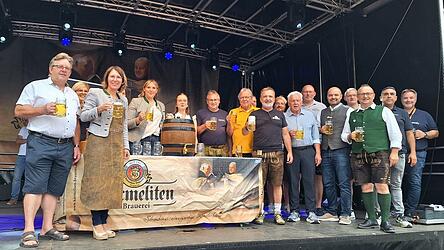 Bürgermeisterin Andrea Probst (2. v. l.) zapfte am Freitagabend das erst Fass Bier an und stieß mit den Veranstaltern auf ein gelungenes Fest an.