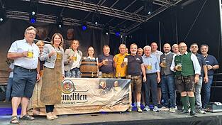 Bürgermeisterin Andrea Probst (2. v. l.) zapfte am Freitagabend das erst Fass Bier an und stieß mit den Veranstaltern auf ein gelungenes Fest an.
