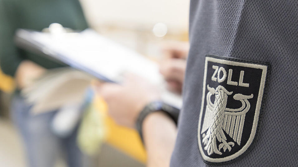 Eine Prüfung der Finanzkontrolle Schwarzarbeit des Hauptzollamts Regensburg deckte die Schwarzarbeit auf.