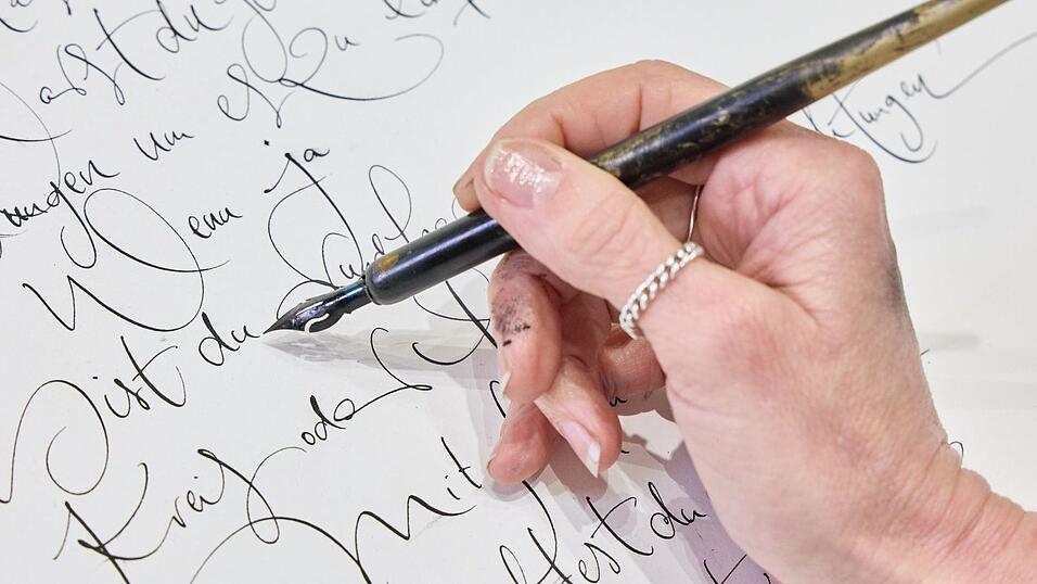 Sch&ouml;n schreiben, kann jeder, findet Jeannine Platz und ermuntert: Weniger tippen, mehr schreiben!