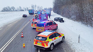 Viel Arbeit für die Einsatzkräfte: Die B20 war erst nach gut zwei Stunden wieder frei befahrbar Viel Arbeit für die Einsatzkräfte: Die B20 war erst nach gut zwei Stunden wieder frei befahrbar