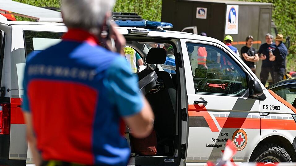 Der Mann war mit seiner Gruppe bereits rund 1.300 Meter tief in die H&ouml;hle im Kreis Reutlingen geklettert, als es passierte.