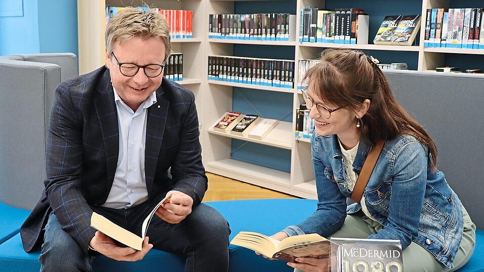 Andrea Pohmer (rechts) und Andreas Roder haben beim Rundgang durch die B&uuml;cherei was gefunden.