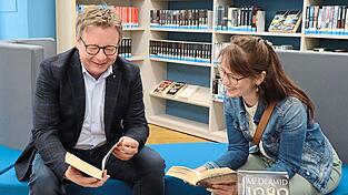 Andrea Pohmer (rechts) und Andreas Roder haben beim Rundgang durch die Bücherei was gefunden. Andrea Pohmer (rechts) und Andreas Roder haben beim Rundgang durch die Bücherei was gefunden.