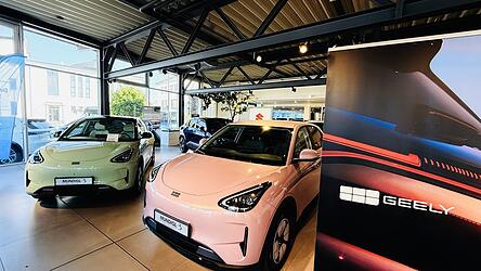 Das Autohaus Mundigl führt seit 1. Juli neben Ford und Volvo auch Geely im Programm - bis Ende 2027 will Geely 150 Händler in Deutschland haben. Das Autohaus Mundigl führt seit 1. Juli neben Ford und Volvo auch Geely im Programm - bis Ende 2027 will Geely 150 Händler in Deutschland haben.