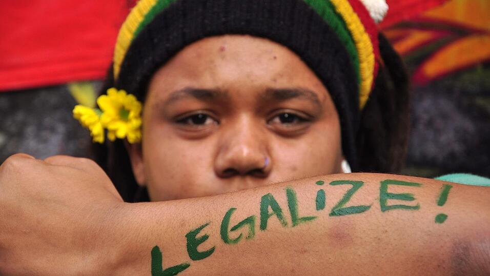 Unter Experten herrscht Uneinigkeit darüber, ob Cannabis auch für den Privatgebrauch freigegeben werden soll. Unter Experten herrscht Uneinigkeit darüber, ob Cannabis auch für den Privatgebrauch freigegeben werden soll.