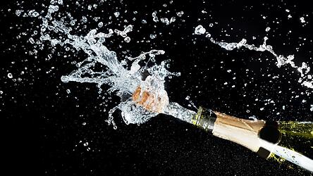 Der Bruchteil einer Sekunde &ndash; festgehalten in einem Foto: Der Korken schie&szlig;t aus einer Flasche Schampus.