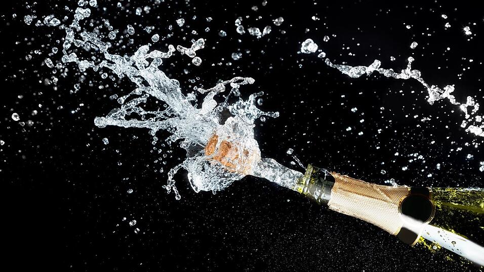 Der Bruchteil einer Sekunde &ndash; festgehalten in einem Foto: Der Korken schie&szlig;t aus einer Flasche Schampus.