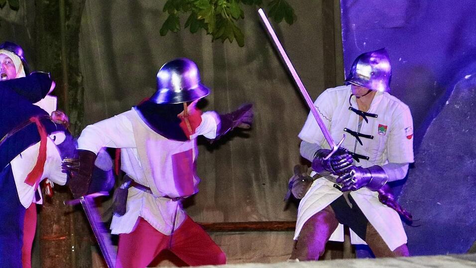 Action-Szenen wie diese sind im Zeitalter des enorm gewachsenen medialen Angebots in einem Festspiel wichtig, sagt Drachenstich-Regisseur Alexander Etzel-Ragusa.