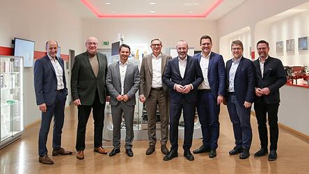Politische Delegation zu Besuch bei der Zollner Elektronik AG am Hauptstandort in Zandt (v.l.): Markus Aschenbrenner, Franz Löffler, Franz-Xaver Feiner, Ludwig Zollner, Manfred Weber, Christian Doleschal, Michael Multerer, Gerhard Hopp.