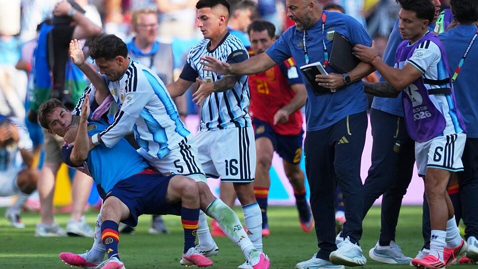 Gavi (l) und Leandro Paredes (2.v.l.) gerieten nach dem WM-Finale aneinander. (Archivbild) Gavi (l) und Leandro Paredes (2.v.l.) gerieten nach dem WM-Finale aneinander. (Archivbild)