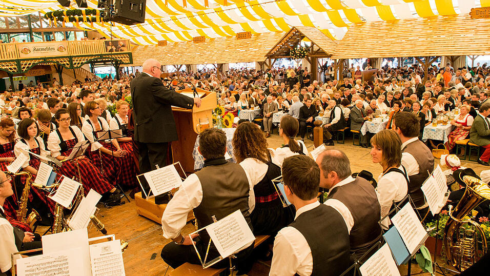 Alle Infos und Bilder gibt es hier.Foto: Mathias AdamImpressionen von der Volksfest-Er&ouml;ffnung im Nothaft-Festzelt.